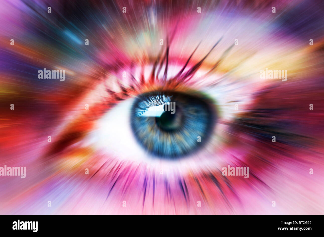 Big blue eye mit bunten zoom Effekt Stockfoto