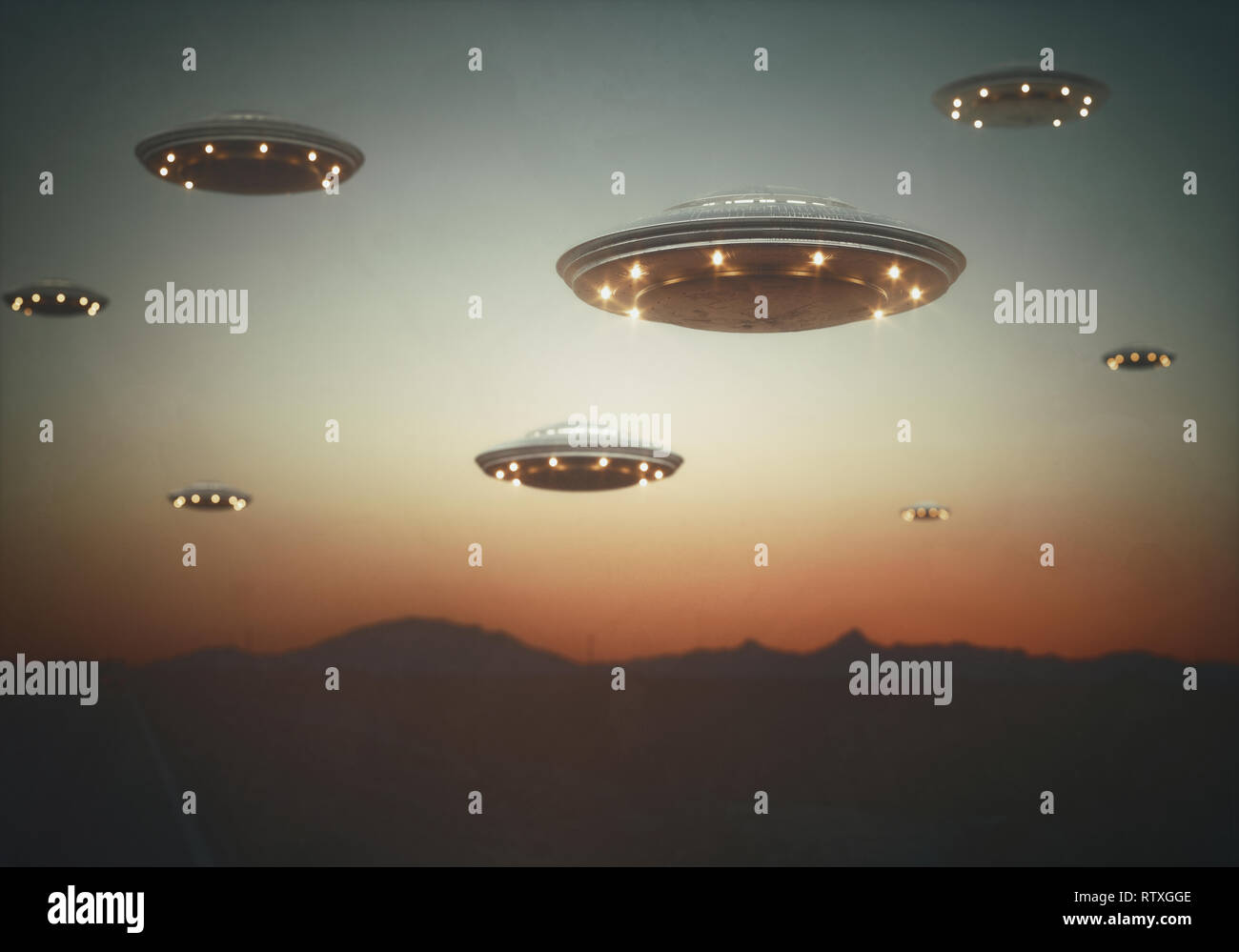 Invasion von außerirdischen Raumschiffen bei Sonnenuntergang, Illustration. Stockfoto
