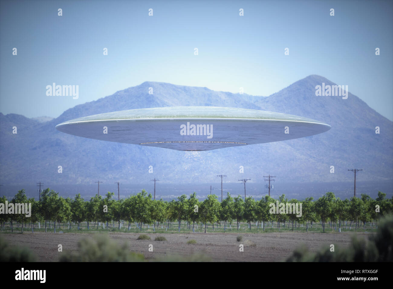 Das zusammengesetzte Bild eines unidentifizierten Flugobjekt (UFO) über die Plantage fliegen mit Bergen im Hintergrund. Stockfoto