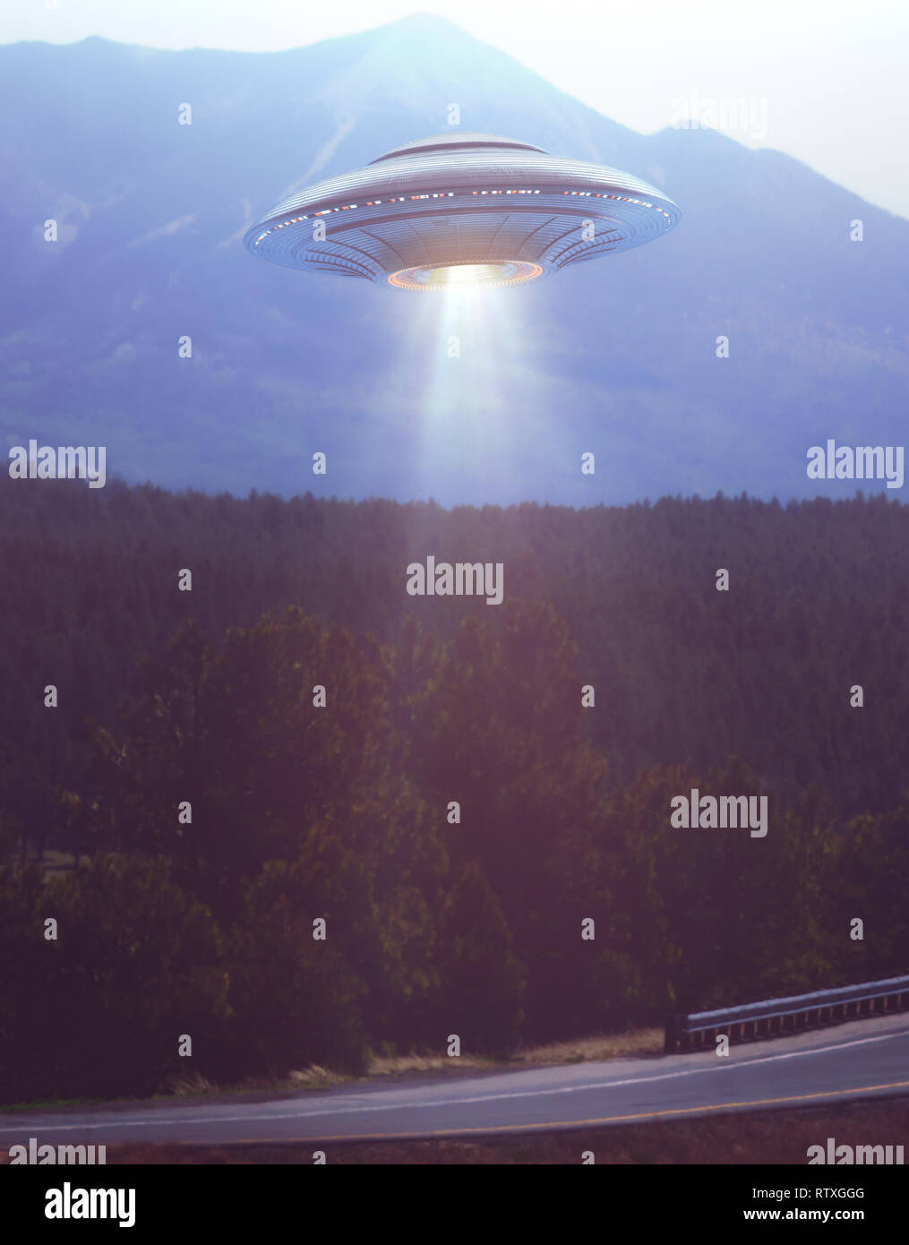 Das zusammengesetzte Bild eines unidentifizierten Flugobjekt (UFO) Beleuchtung einer Straße. Stockfoto