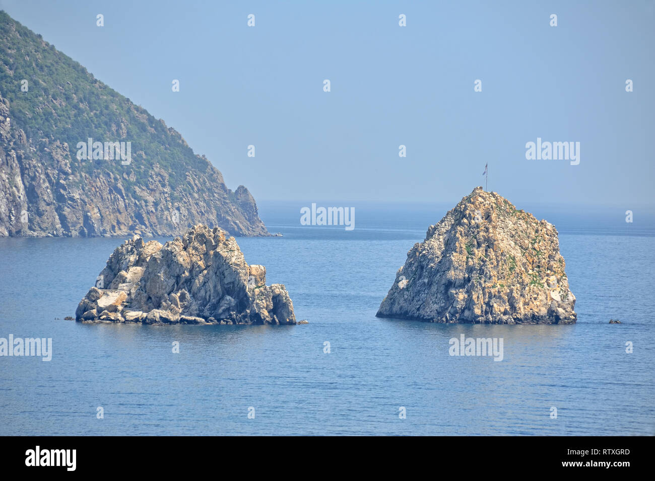 = Adalary Felsen in Hursuf Bay = Ansicht aus einem Guest House in Hursuf auf dem berühmten Felsen Adalary (zwei Twin-Cliffs) mit einer Flanke des Berges Au-Dag (Bär Stockfoto