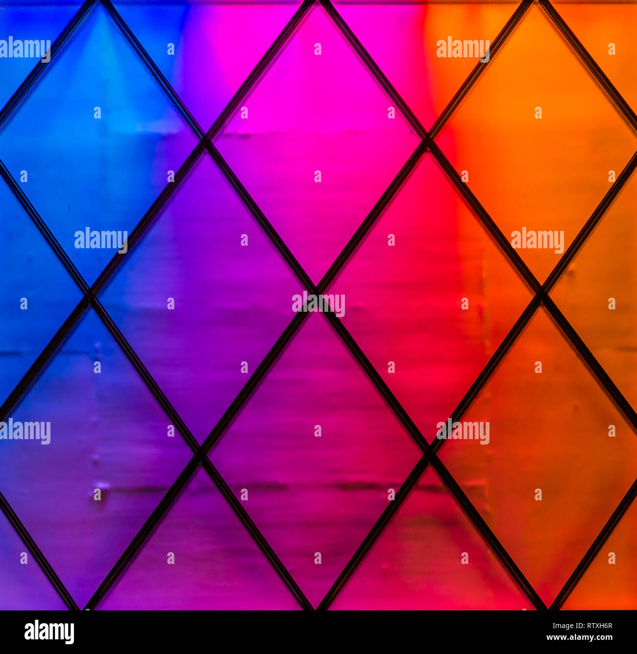 Moderne Und Bunte Lichter In Den Farben Blau Lila Rosa Rot Und Orange Rautenmuster Neonlicht Hintergrund Stockfotografie Alamy