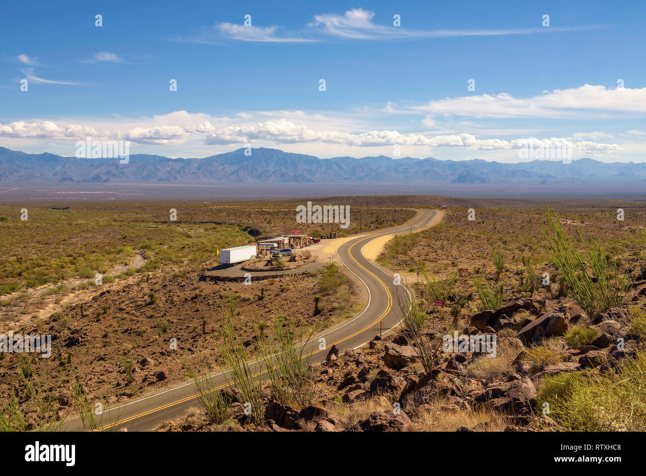 Luftaufnahme der historischen Route 66 und das Gas Cool Springs Station in Arizona Stockfoto