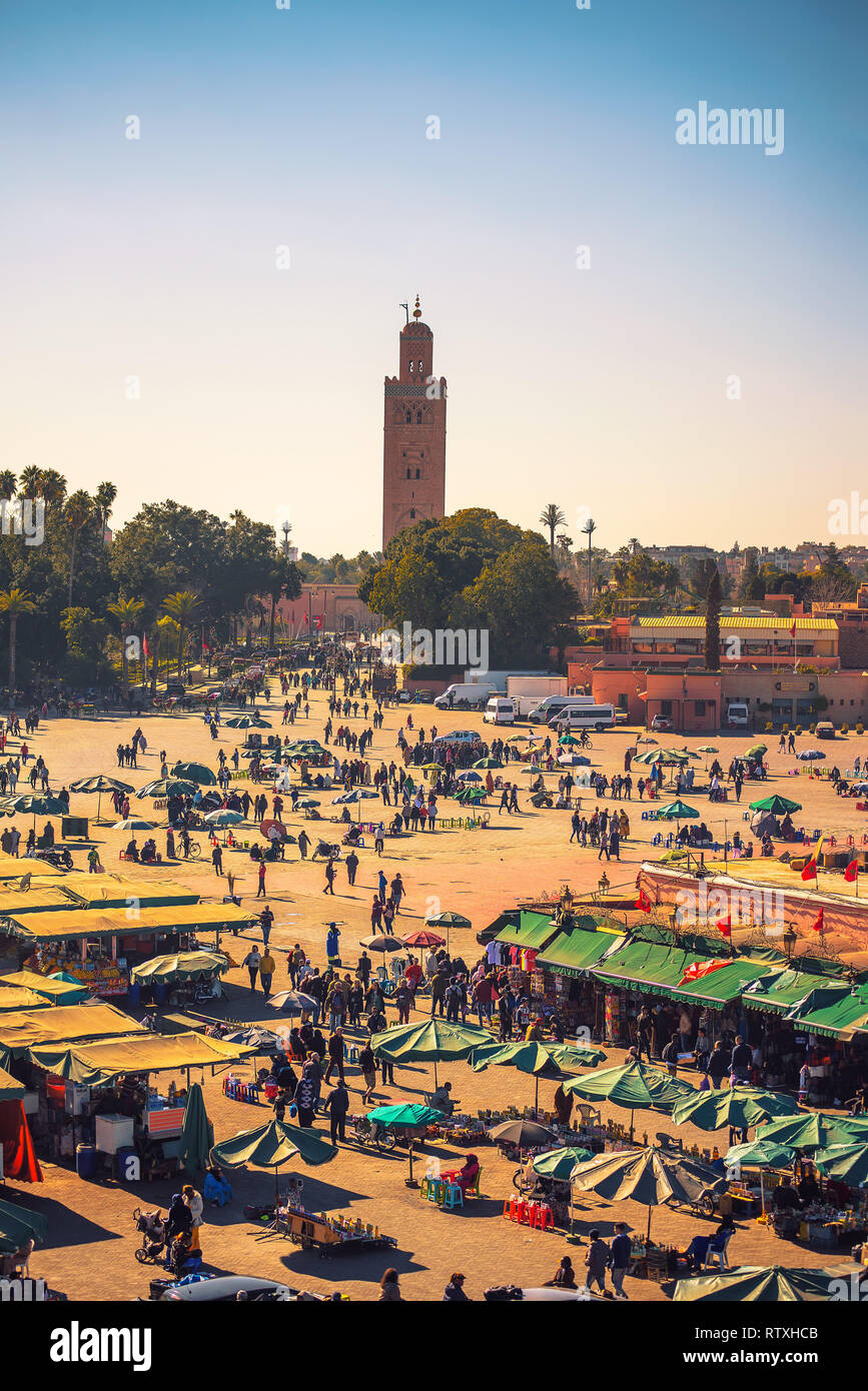 Blick auf den belebten Marktplatz Djemaa el Fna in Marrakesch, Marokko Stockfoto