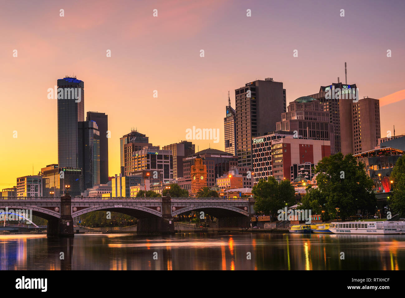 Sonnenuntergang über der Innenstadt von Melbourne und den Fluss Yarra Stockfoto