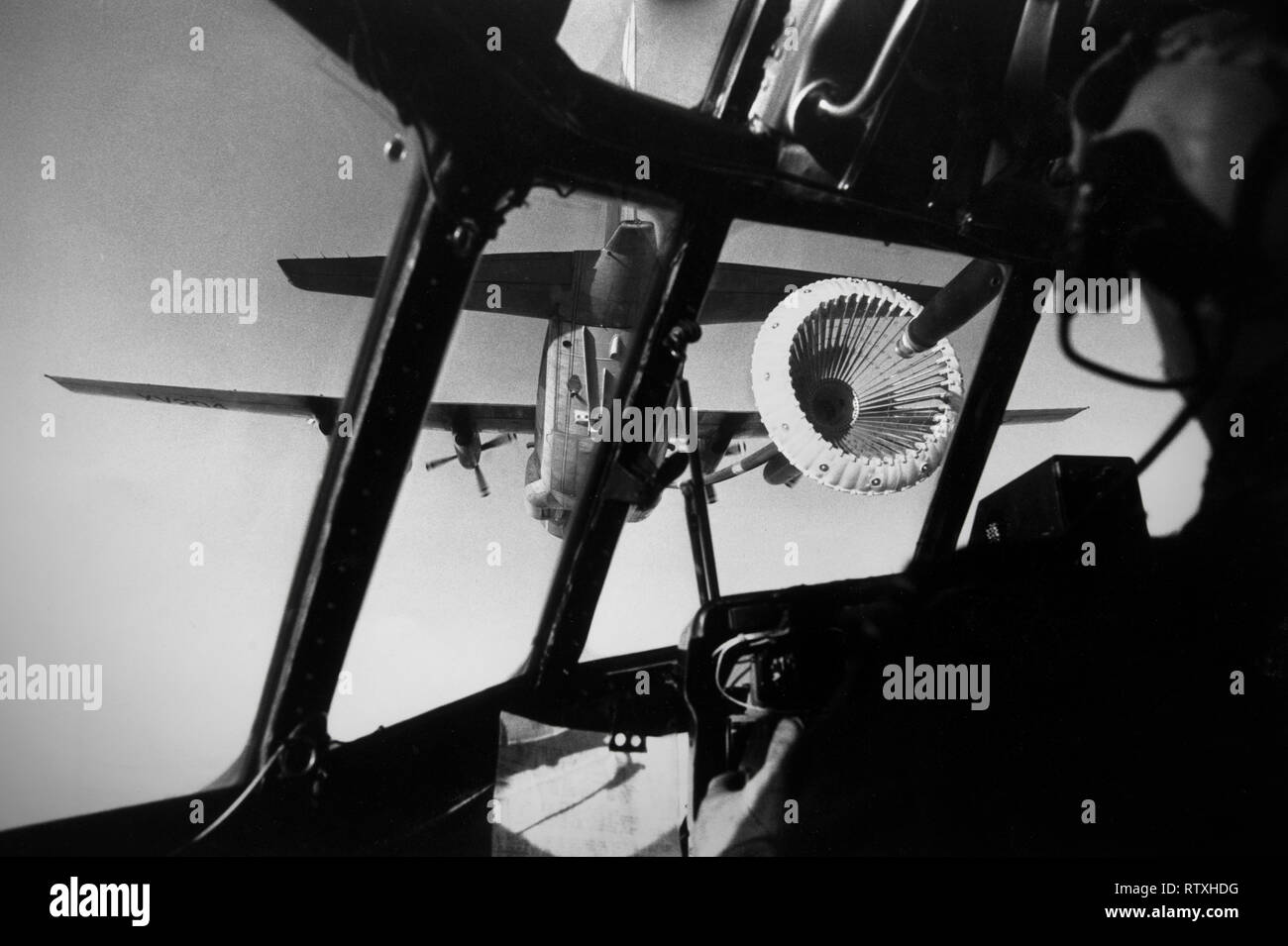 Tanken über dem südlichen Atlantik 1982 Hercules C 130 tankt aus einem C 130 Tanker über den Südatlantik auf dem Weg zu den Falkland Inseln nach dem Krieg im Juli 1982 Stockfoto