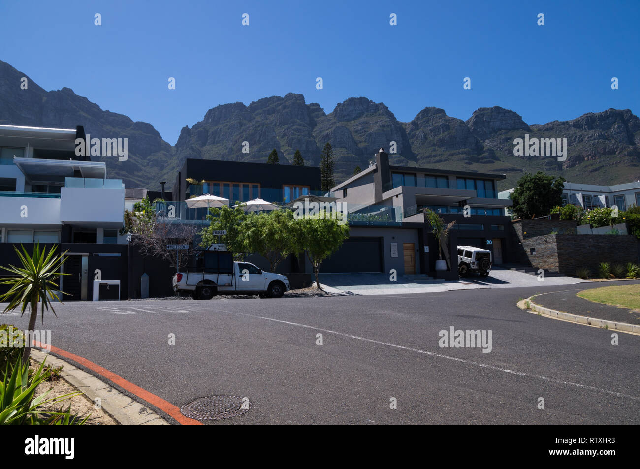 Straße mit luxuriösen Villen in Camps Bay, Kapstadt, Südafrika. Stockfoto