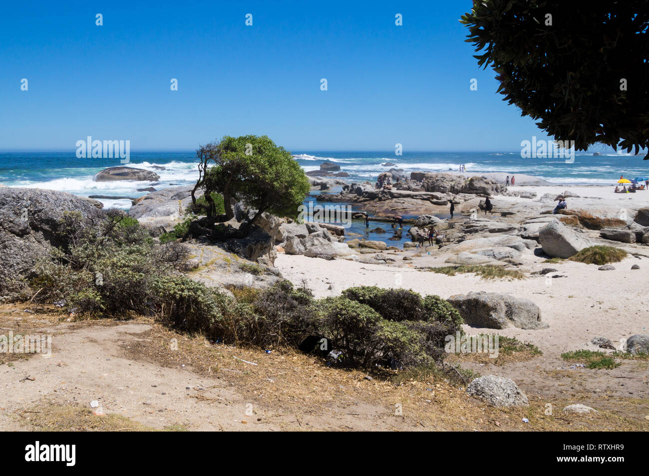 Kinder spielen auf dem Rock Pools, der Strand von Camps Bay, Südafrika. Stockfoto