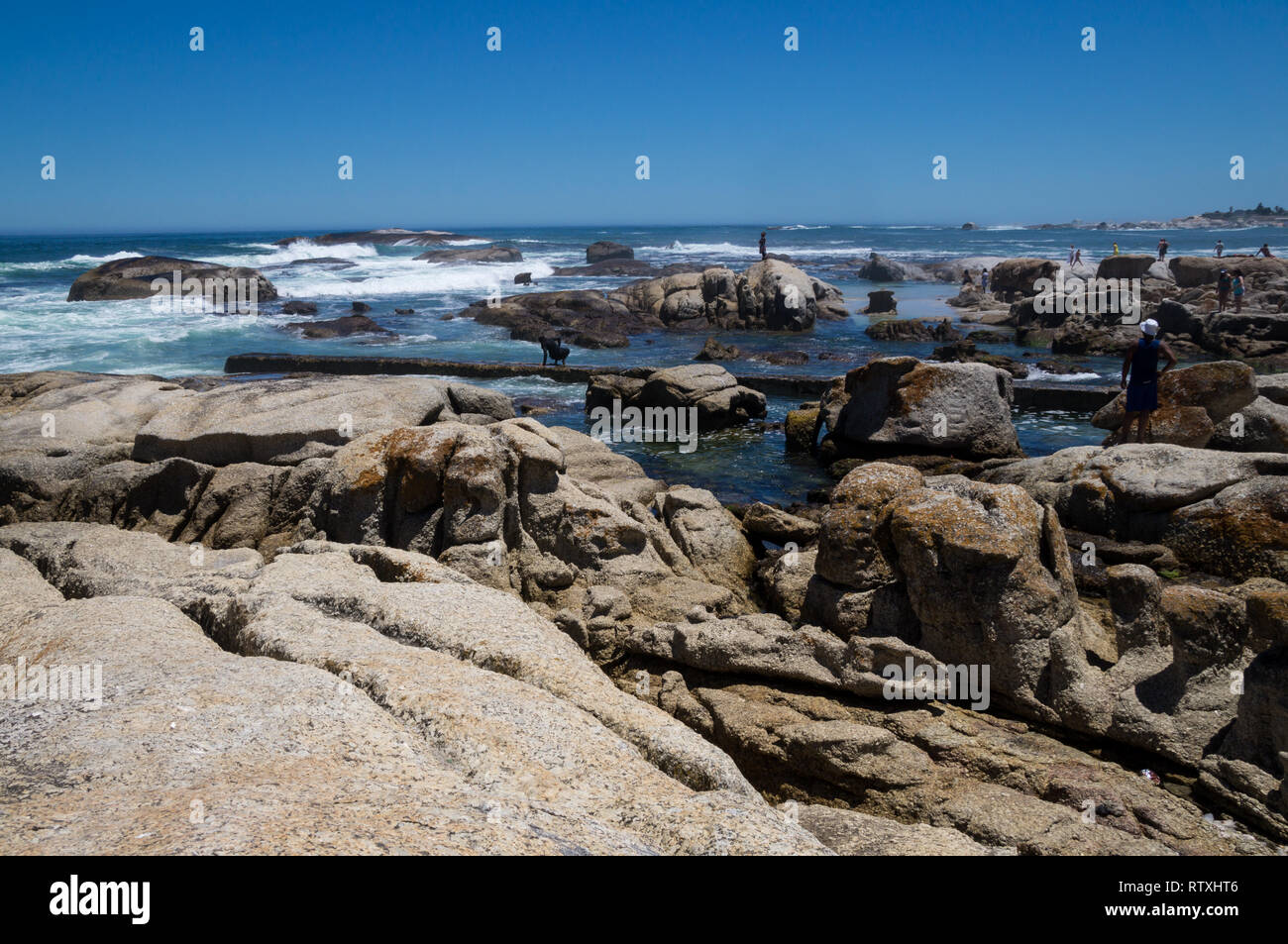 Kinder spielen auf dem Rock Pools, der Strand von Camps Bay, Südafrika. Stockfoto