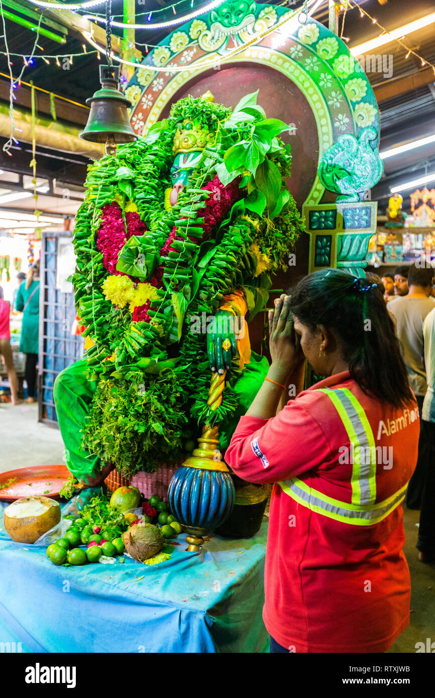 Anbeter Gebet an Hanuman Schrein, Sree Veera Hanuman hinduistischer Tempel, Kuala Lumpur, Malaysia. Stockfoto