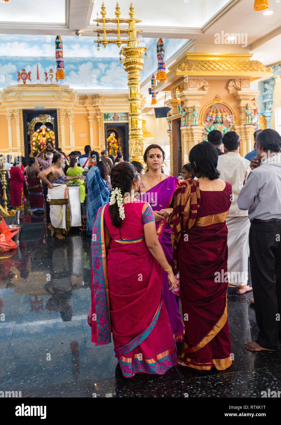 Anbeter Sprechen in der kuil Sri Krishna Hindu Tempel, Kuala Lumpur, Malaysia. Stockfoto