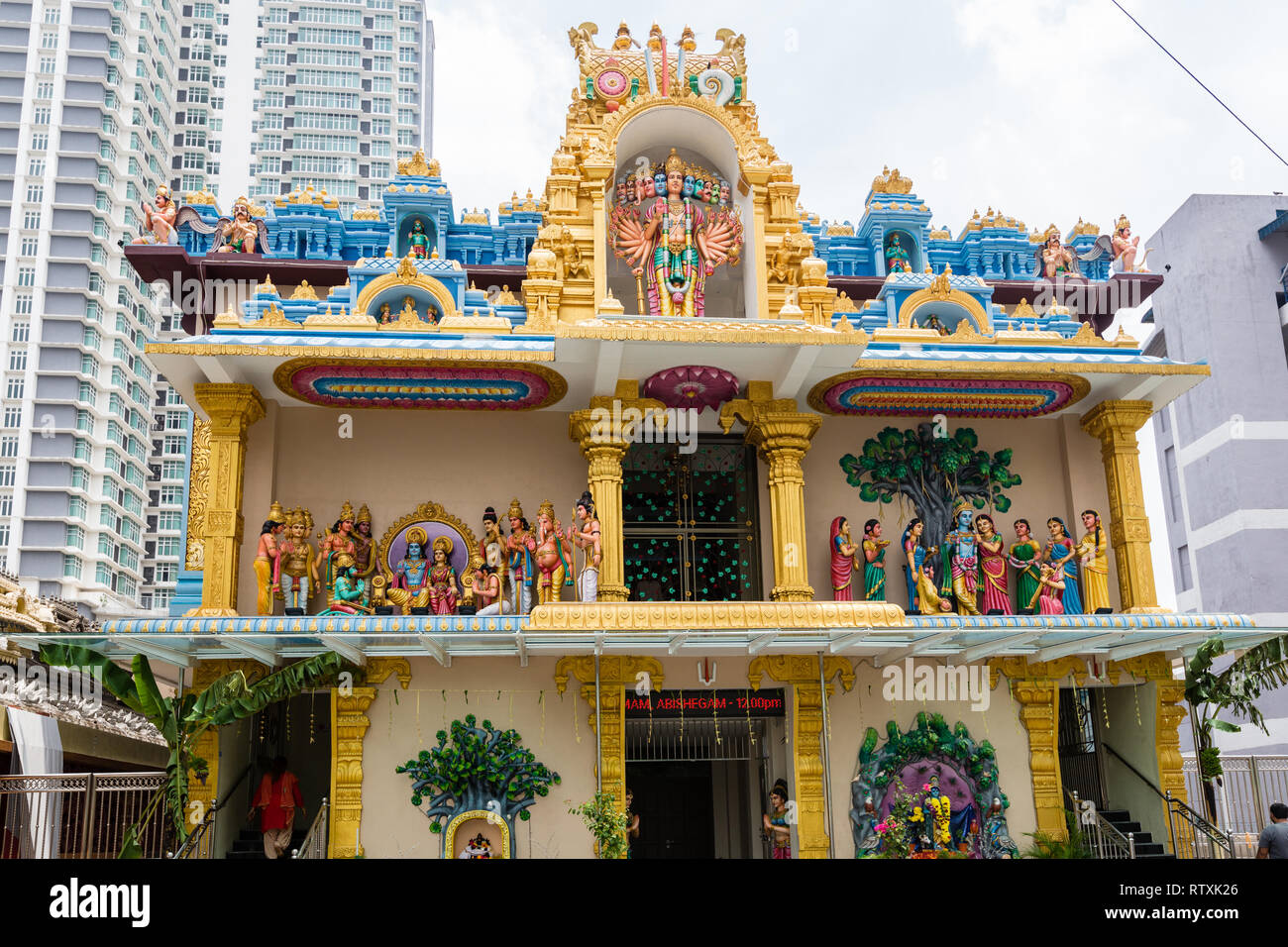 Hinduistische Gottheiten Dekorieren außerhalb der Kuil Sri Krishna Hindu Tempel, Kuala Lumpur, Malaysia. Stockfoto