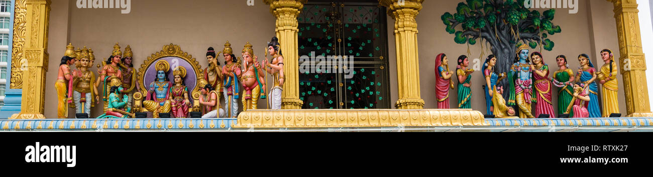 Hinduistische Gottheiten Dekorieren außerhalb der Kuil Sri Krishna Hindu Tempel, Kuala Lumpur, Malaysia. Stockfoto