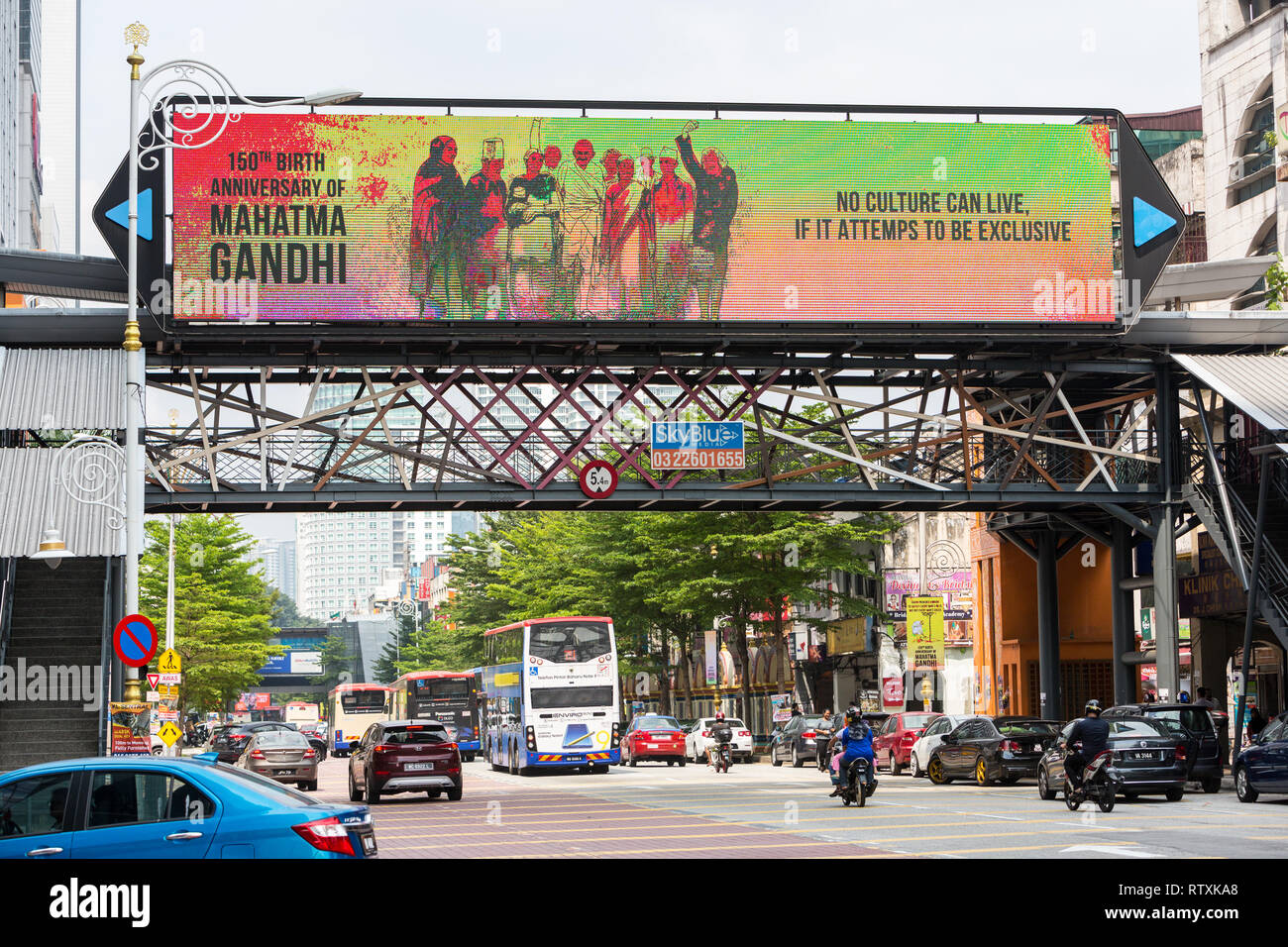 Banner zur Förderung der kulturellen Vielfalt und der 150. Geburtstag von Ghandi, Little India, die Brickfields, Kuala Lumpur, Malaysia. Stockfoto