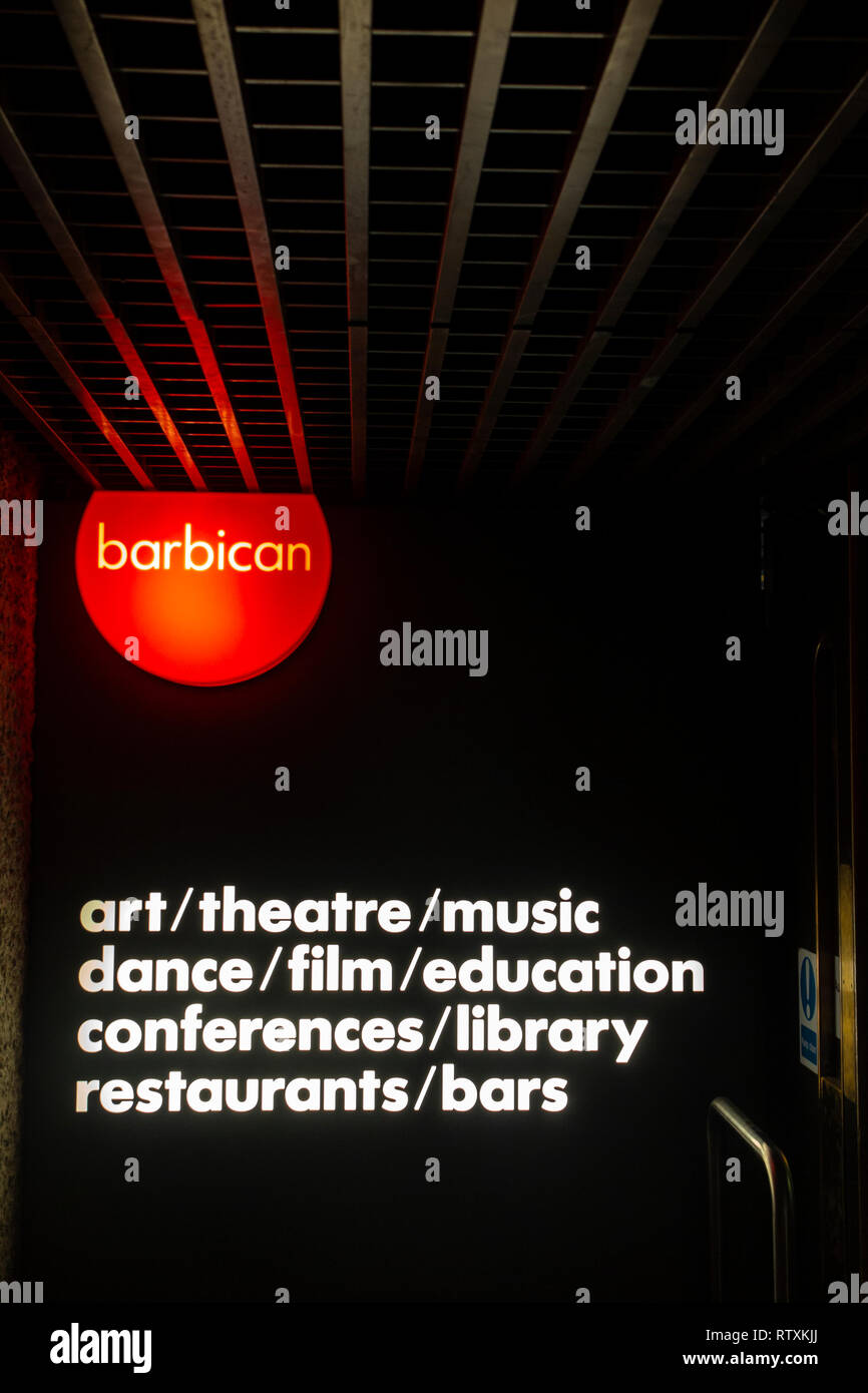 Ein Interieur neon zeigt die Vielfalt der kulturellen Möglichkeiten im Barbican Centre in London. Stockfoto