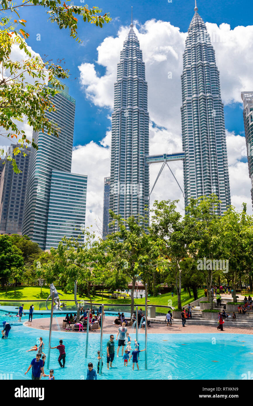 KLCC Park Schwimmbad, Petronas Towers, Kuala Lumpur, Malaysia. Stockfoto