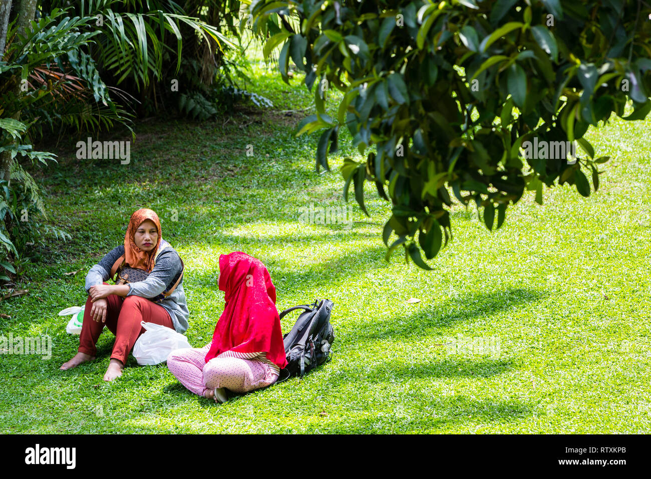 Malaysische Frauen Entspannen im KLCC Park, Kuala Lumpur, Malaysia. Stockfoto