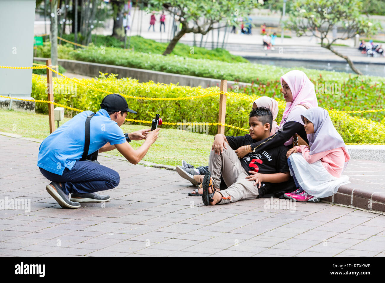 Mutter und Kinder posieren für ein Foto, KLCC Park, Kuala Lumpur, Malaysia. Stockfoto