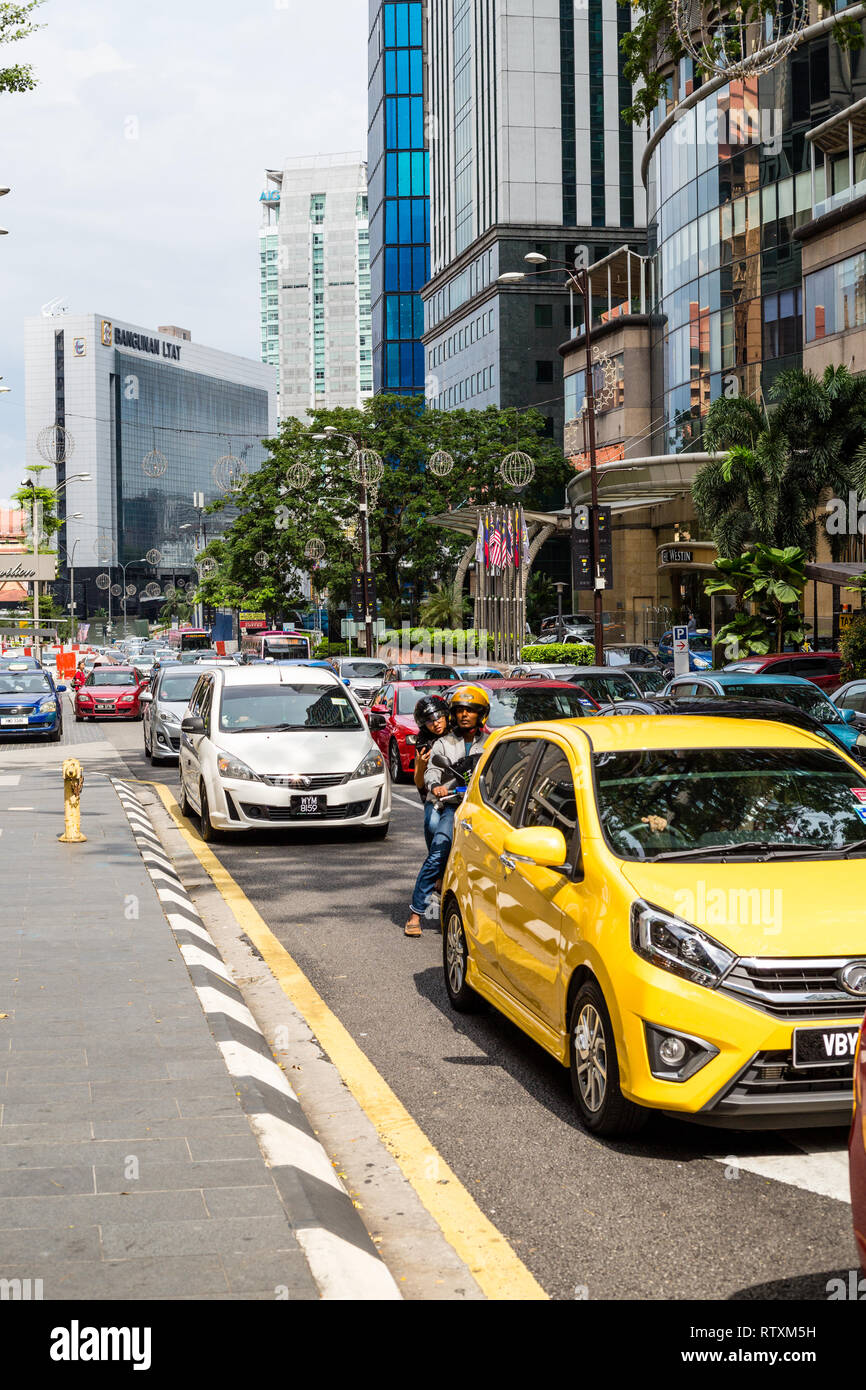 Sonntag Nachmittag der Verkehr auf der Jalan Bukit Bintang, Kuala Lumpur, Malaysia. Stockfoto