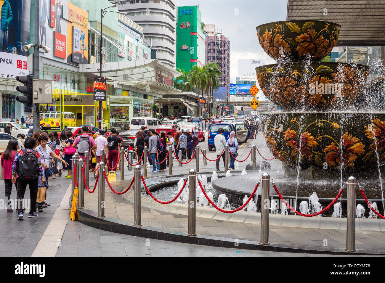 Brunnen außerhalb Pavilion Mall, Jalan Bukit Bintang an einem Sonntag Nachmittag, Kuala Lumpur, Malaysia. Stockfoto