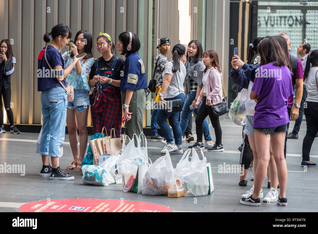 Junge malaysischen Mädchen Käufer an Pavilion Mall, Kuala Lumpur, Malaysia. Stockfoto