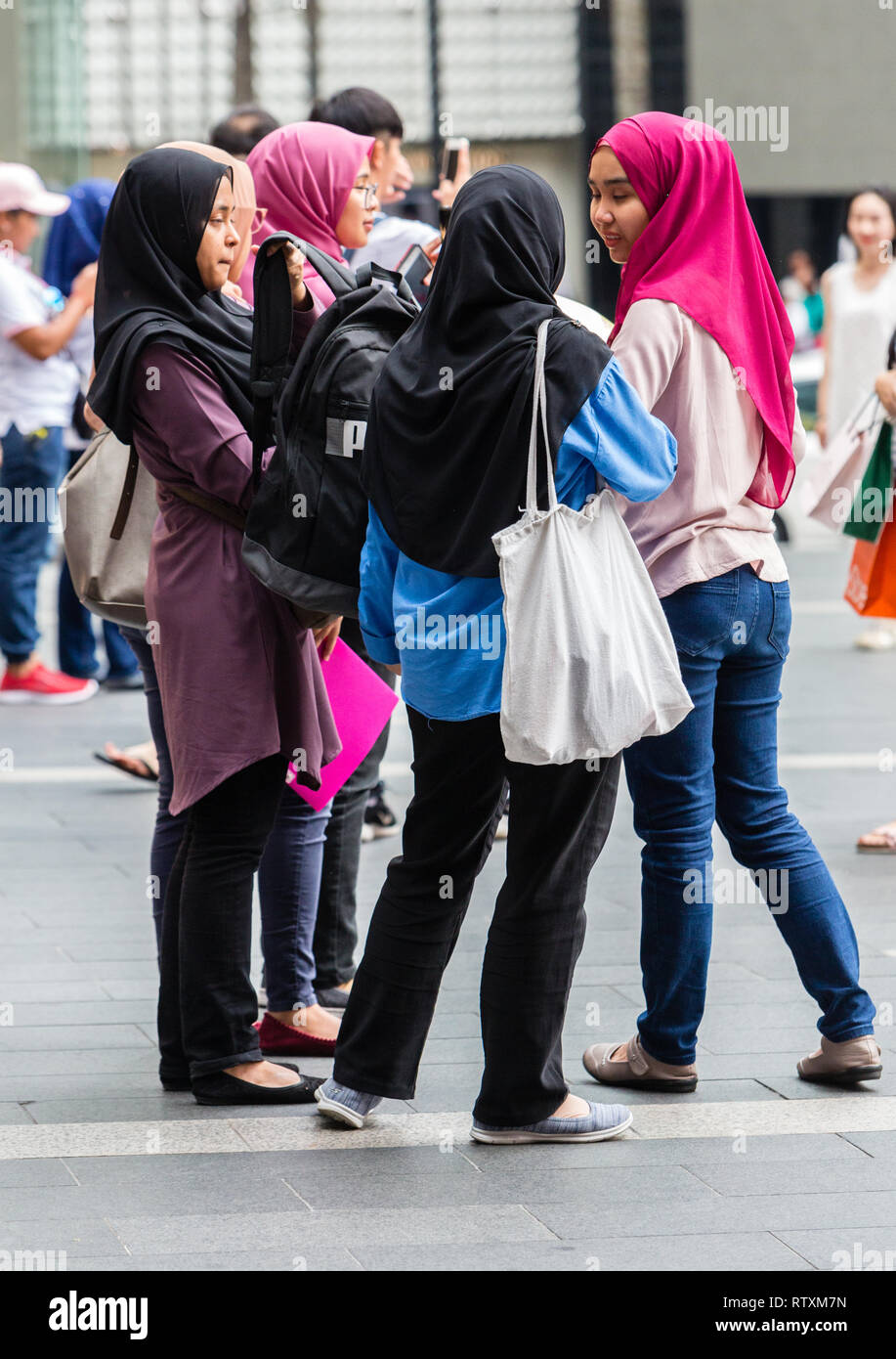 Junge malaysischen Mädchen Käufer an Pavilion Mall, Kuala Lumpur, Malaysia. Stockfoto