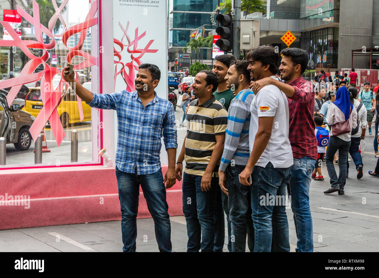 Junge Männer posieren für ein selfie außerhalb Pavilion Mall, Bukit Bintang, Kuala Lumpur, Malaysia. Stockfoto