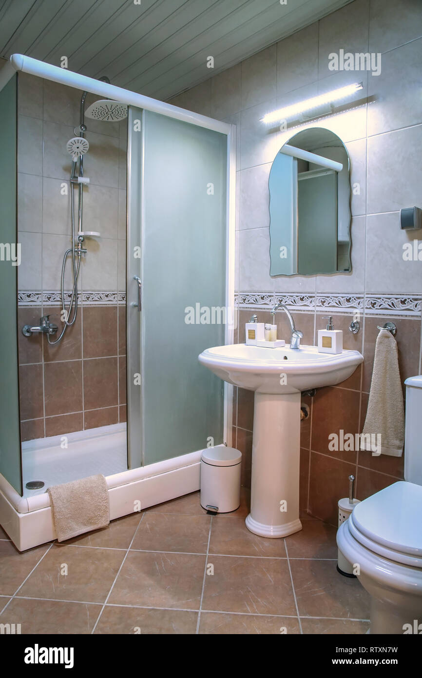 Moderne Braun Badezimmer Mit Dusche Waschbecken Und Weissen Fliesen Stockfotografie Alamy