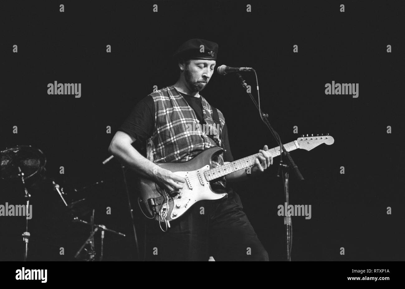 Sänger, Songwriter und Gitarrist Richard Thompson ist dargestellt auf der Bühne während der "Live"-Konzert aussehen. Stockfoto