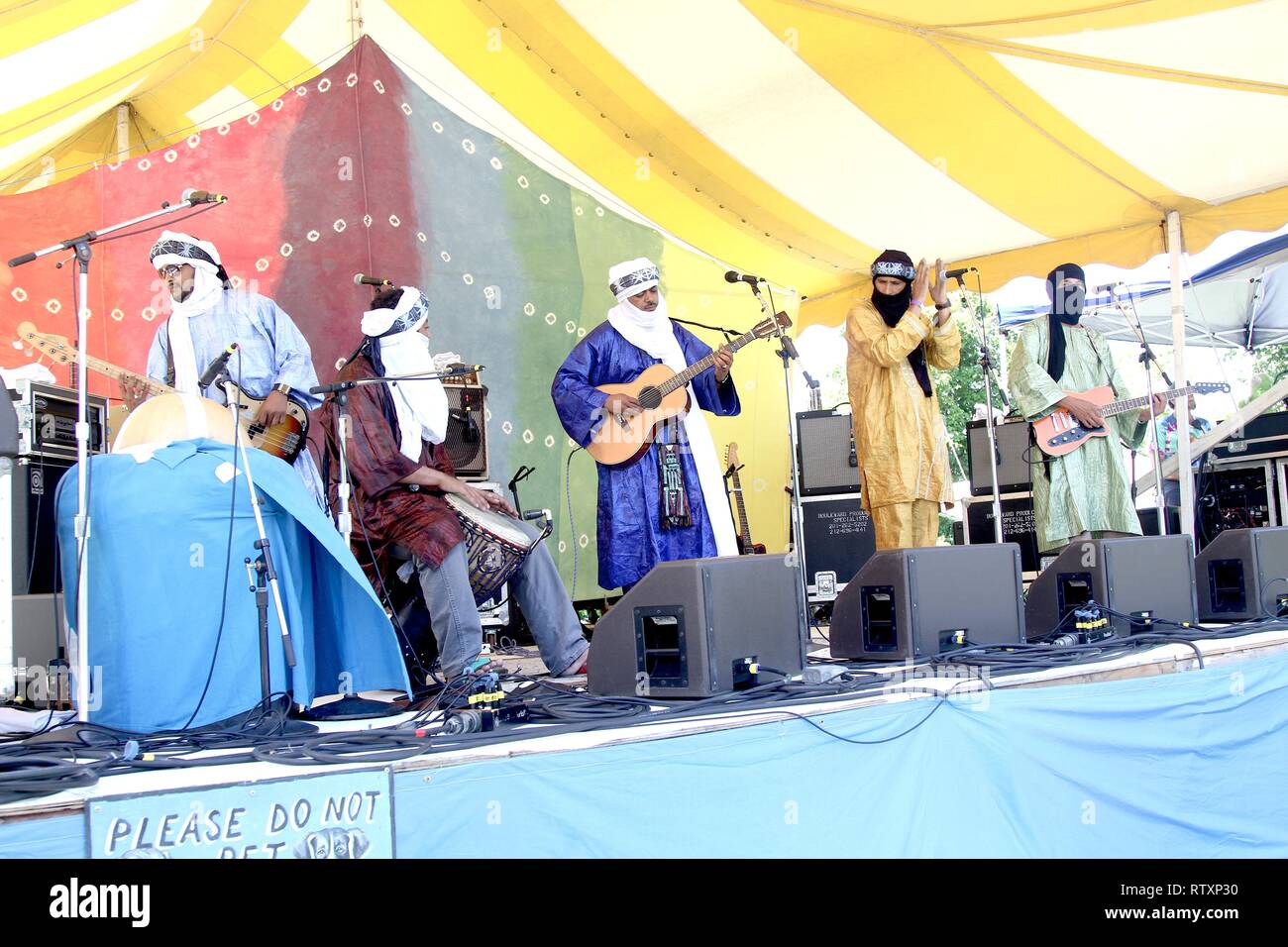 Tinariwen, ein Band der Tuareg-Berber Musiker aus der Sahara Region des nördlichen Mali, dargestellt auf der Bühne während einer "live"-Konzert aussehen. Stockfoto