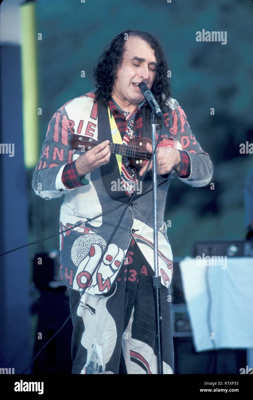 Sänger, Ukulele Spieler und musikalische Archivar, Herbert Khaury, besser bekannt unter dem Künstlernamen Tiny Tim, dargestellt auf der Bühne während einer "live"-Konzert aussehen. Stockfoto