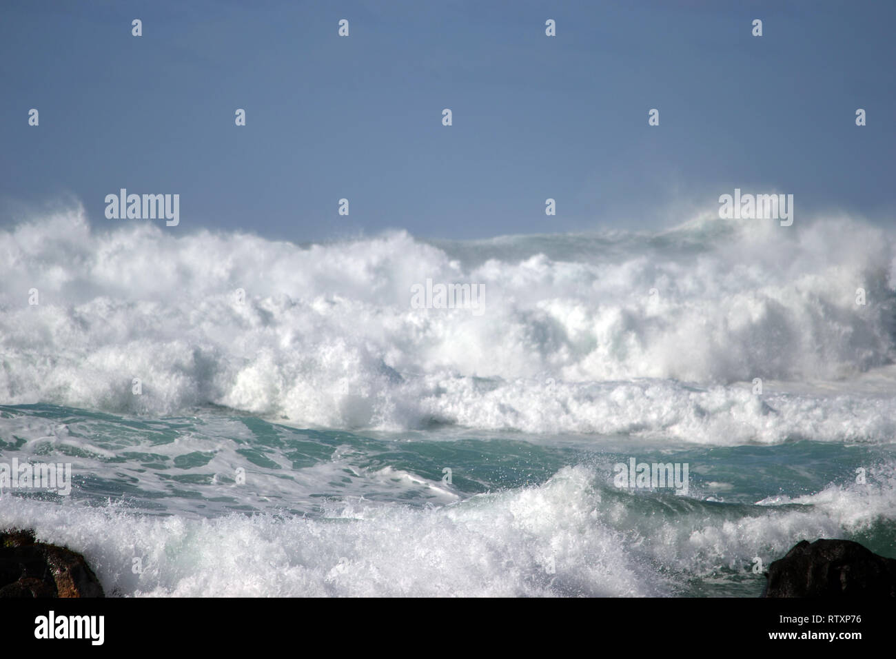 Wellen, die am Pipeline Beach, North Shore, Oahu, Hawaii, USA Stockfoto