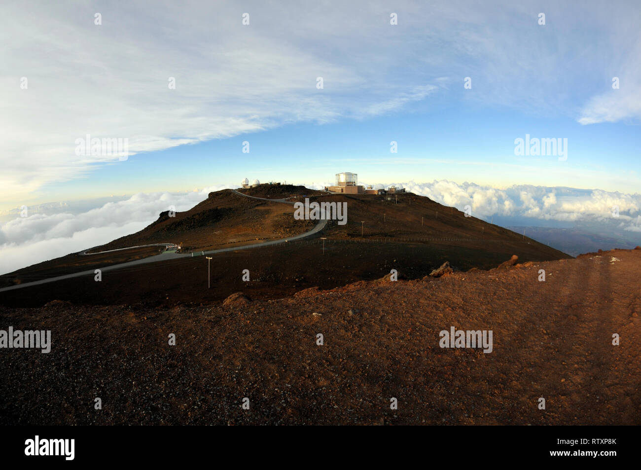Straße auf die Teleskope auf der Oberseite des Haleakala Vulkan, Maui, Hawaii, USA Stockfoto