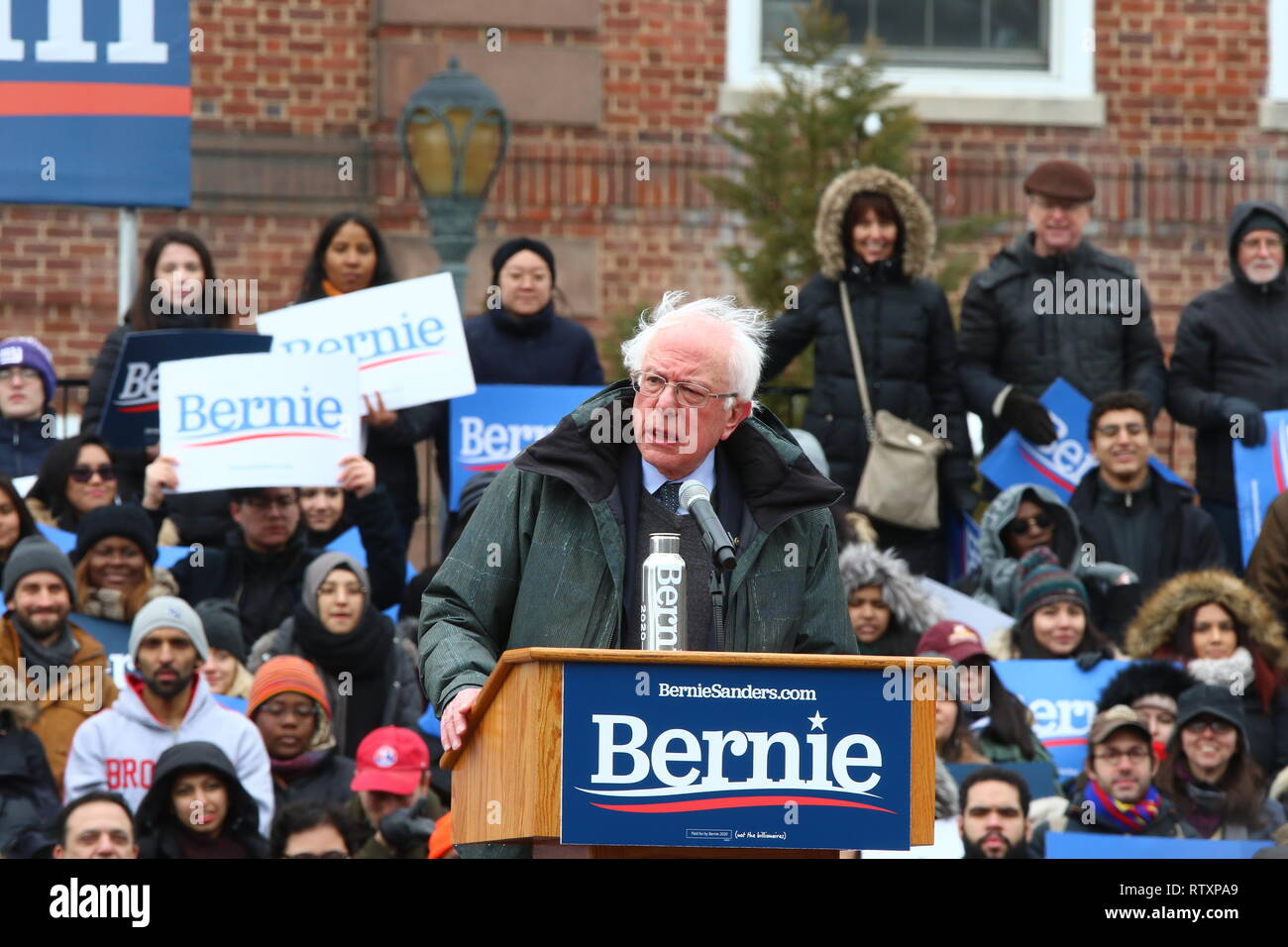 Demokratische Sozialistische Kandidat Bernie Sanders statt Erste offizielle Kundgebung zu seiner Kampagne für die Präsidentschaftswahl 2020. Tausende in Brooklyn College Osten Quad versammelt, trotzen kalten temps und Schmelzen snowbanks Anne Sanders und mehrere Arbeits- & politische Führer zu hören, sprach zuerst bevor der Kandidat selbst erschien, unter Hinweis auf eine Plattform ähnlich wie die, die er im Jahr 2016 befördert, wobei Universal health care, Mindestlohn, reduzierte Körperschaftssteuer bricht, verbesserte Leistungen der sozialen Sicherheit und der Rest der progressiven Agenda, hat Demokratische Partei Politik reformiert. (Foto durch Ein Stockfoto