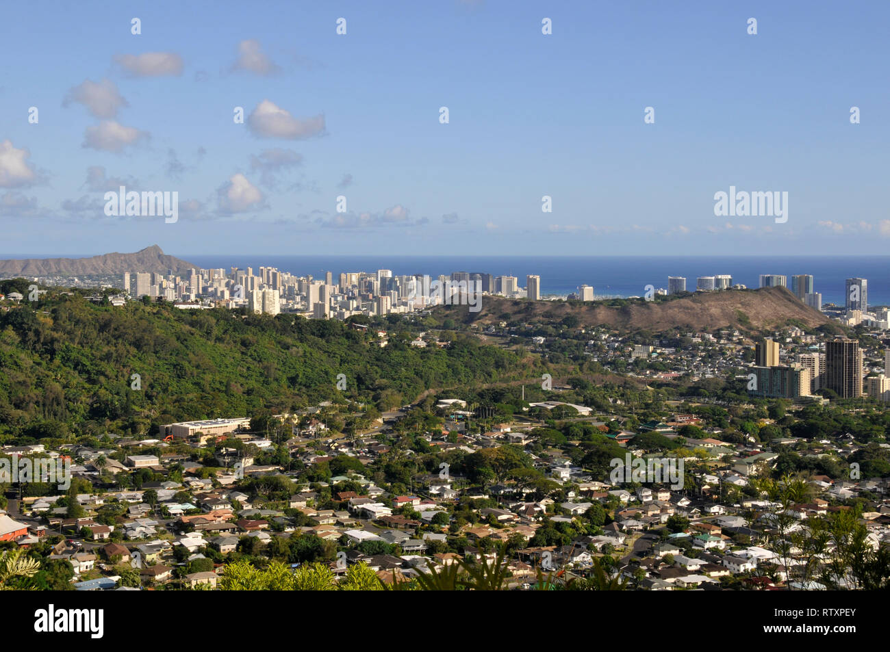 Aussicht auf Diamond Head und Punchbowl Krater von Kapalama Hill, Honolulu, Oahu, Hawaii, USA Stockfoto