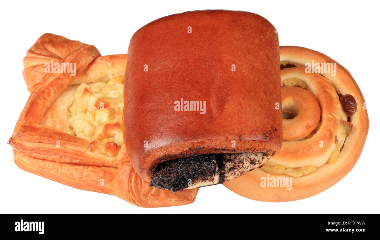 drei kleine Laib Brot auf weißem Hintergrund Stockfoto