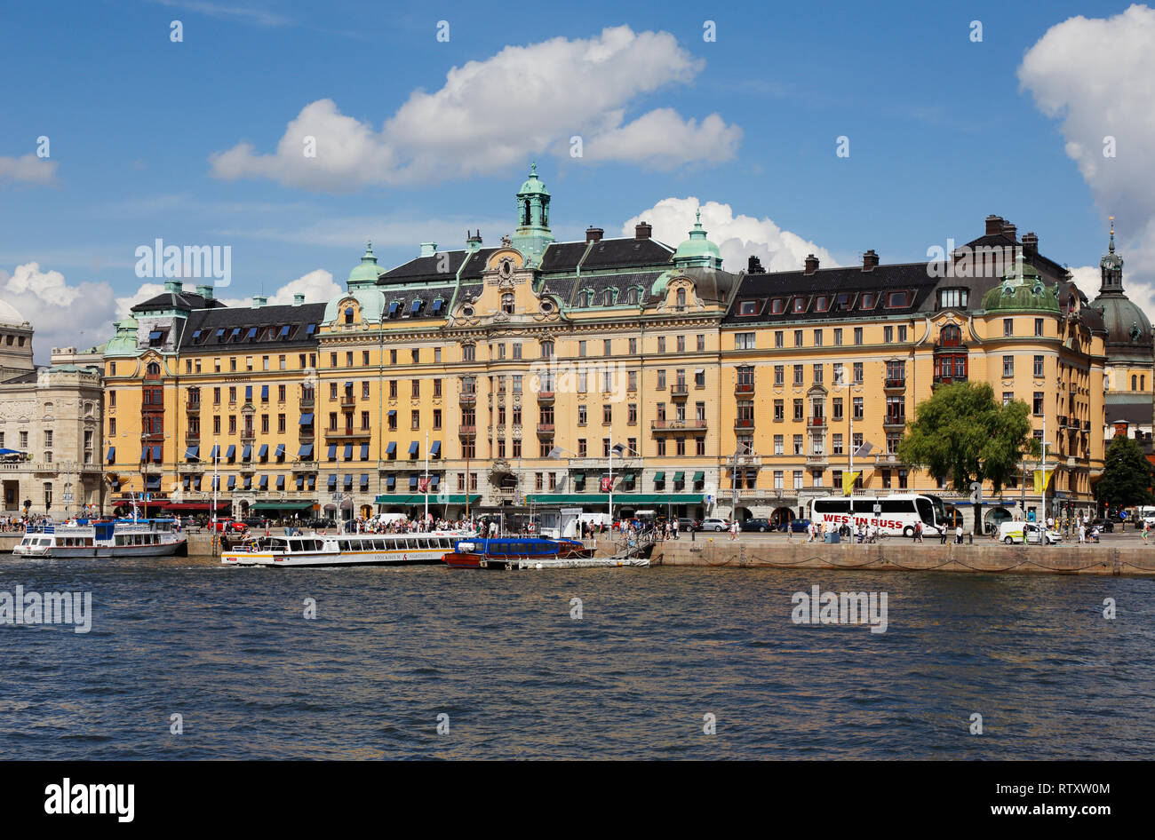 Stockholm, Schweden - 12. Juli 2018: Gebäude mit sechs Stockwerken während 1902-1904 gebaut auf 1-5 Strandvagen Straße Sitz in Osterrmalm d Stockfoto