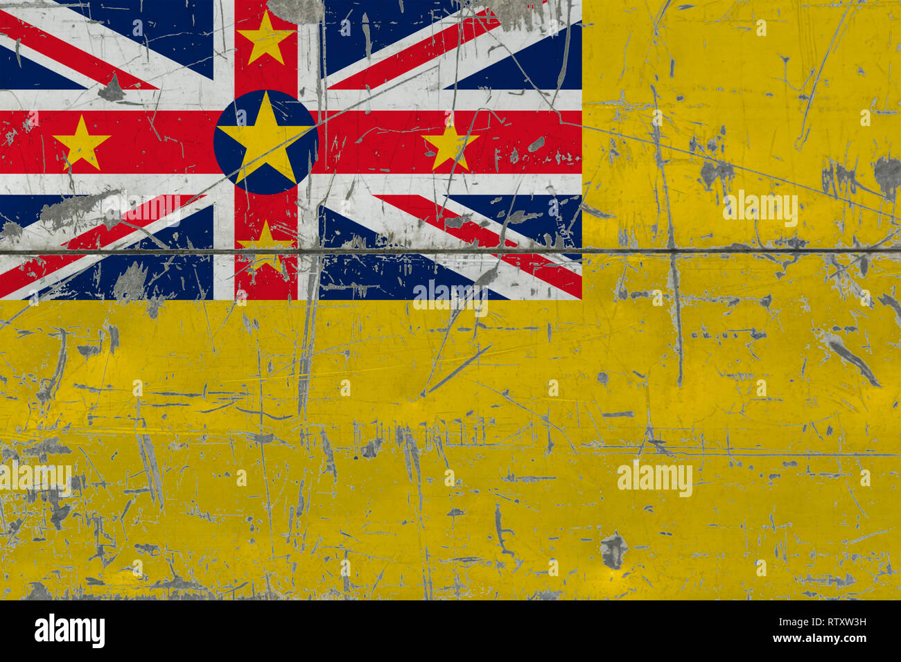 Grunge Niue Flagge auf alte zerkratzte Holz- Oberfläche. Nationale vintage Hintergrund. Stockfoto