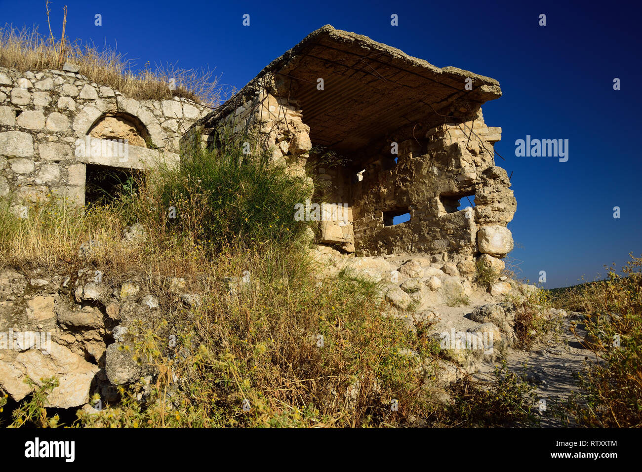 Alte verlassene und Gebäude in Latrun Klosterareal ruiniert. Zentrale Israel. Stockfoto