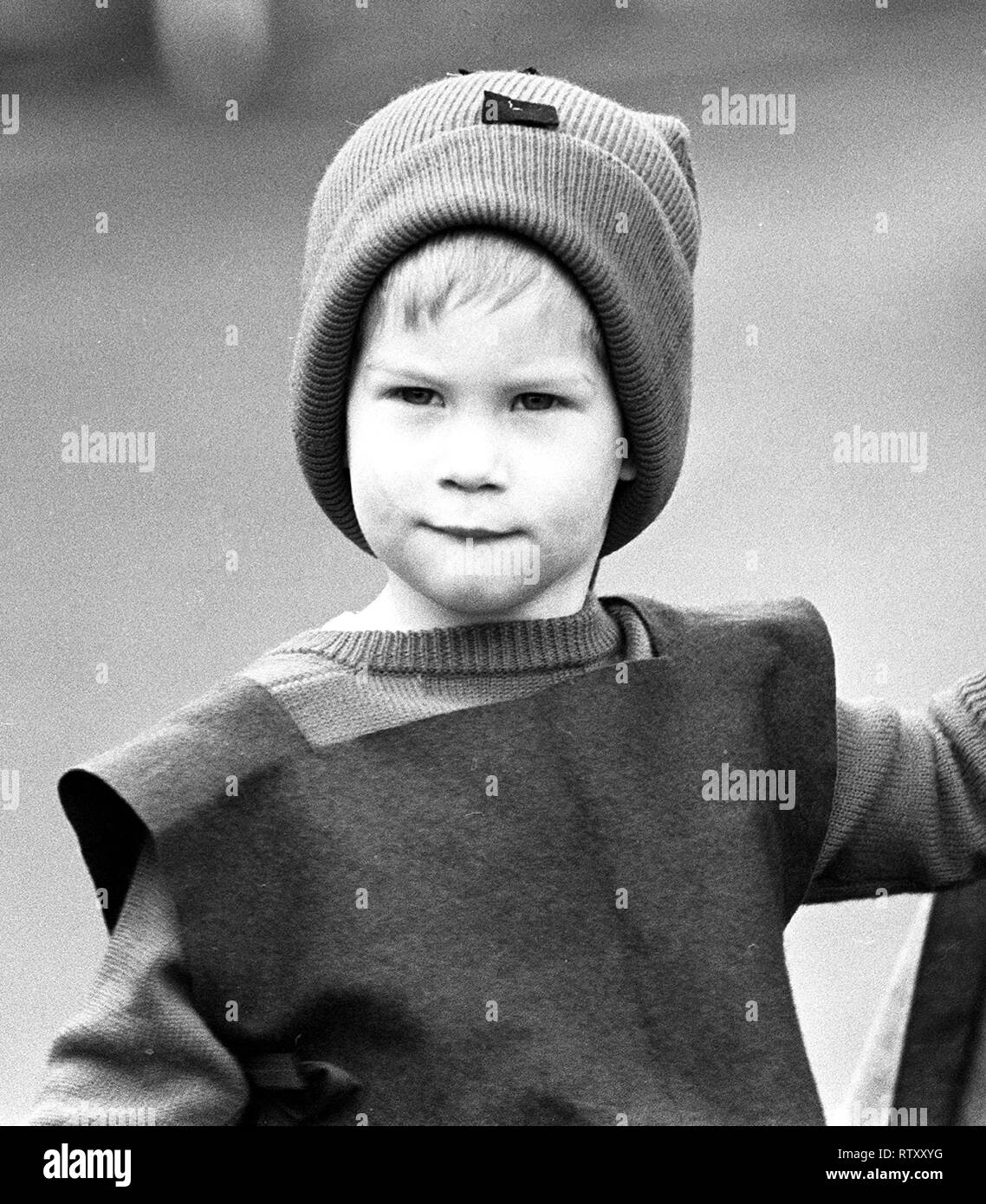 Foto vom 09/12/87 der Prinz Harry kommt an seinen privaten Kindergarten in Notting Hill in Pixie - wie Gewand in Vorbereitung auf die Schule der Krippenspiel. Der Herzog von Sussex war eine kuschelige Kind, das furchtlos und freundlich sogar an einem jungen Alter. Stockfoto