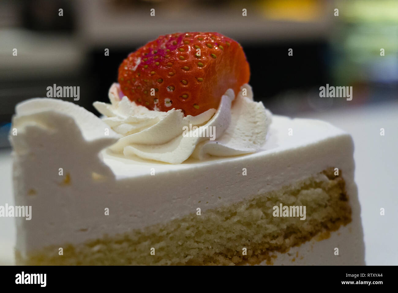 Stück Kuchen mit frischen Erdbeeren Stockfoto