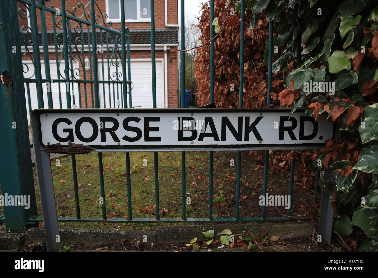 Gorse Bank Road im Dorf Hale Barns, in der Nähe von Altrincham, nach dem Stechen eines 17-jährigen Jungen, der später im Krankenhaus starb. Zwei 17-jährige Jungen haben wegen des Verdachts auf Mord verhaftet worden und wurden in Polizeigewahrsam am Samstag Nacht, Greater Manchester Polizei sagte. Stockfoto