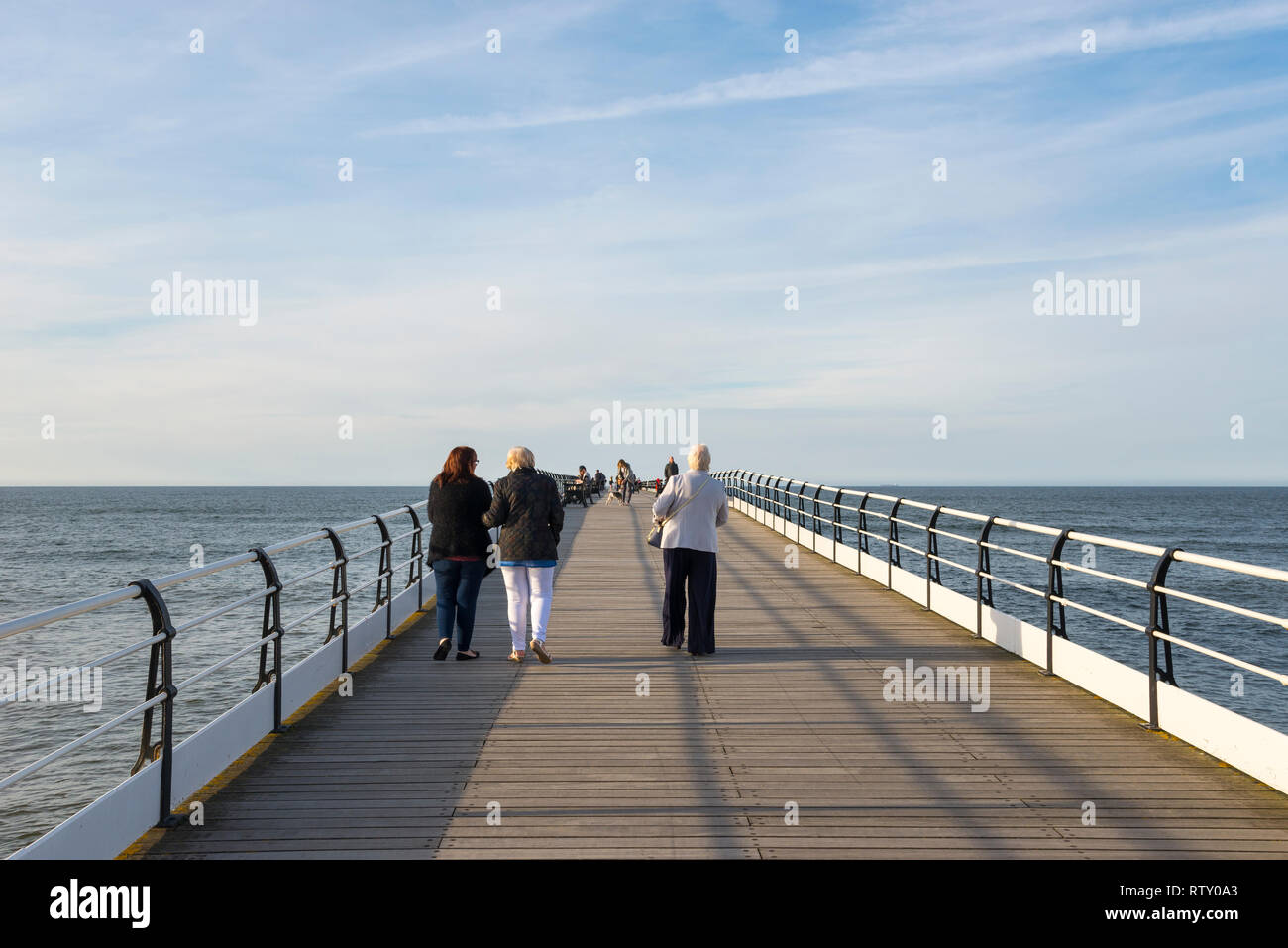 Frauen genießen einen entlang der historischen Spaziergang am Pier der Saltburn-by-the-Sea, North Yorkshire, England. Stockfoto