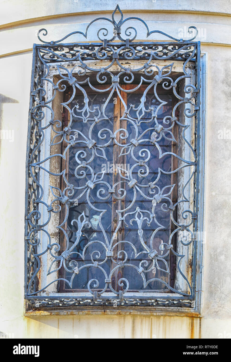 Geschmiedete antike Gitter am Fenster Stockfoto