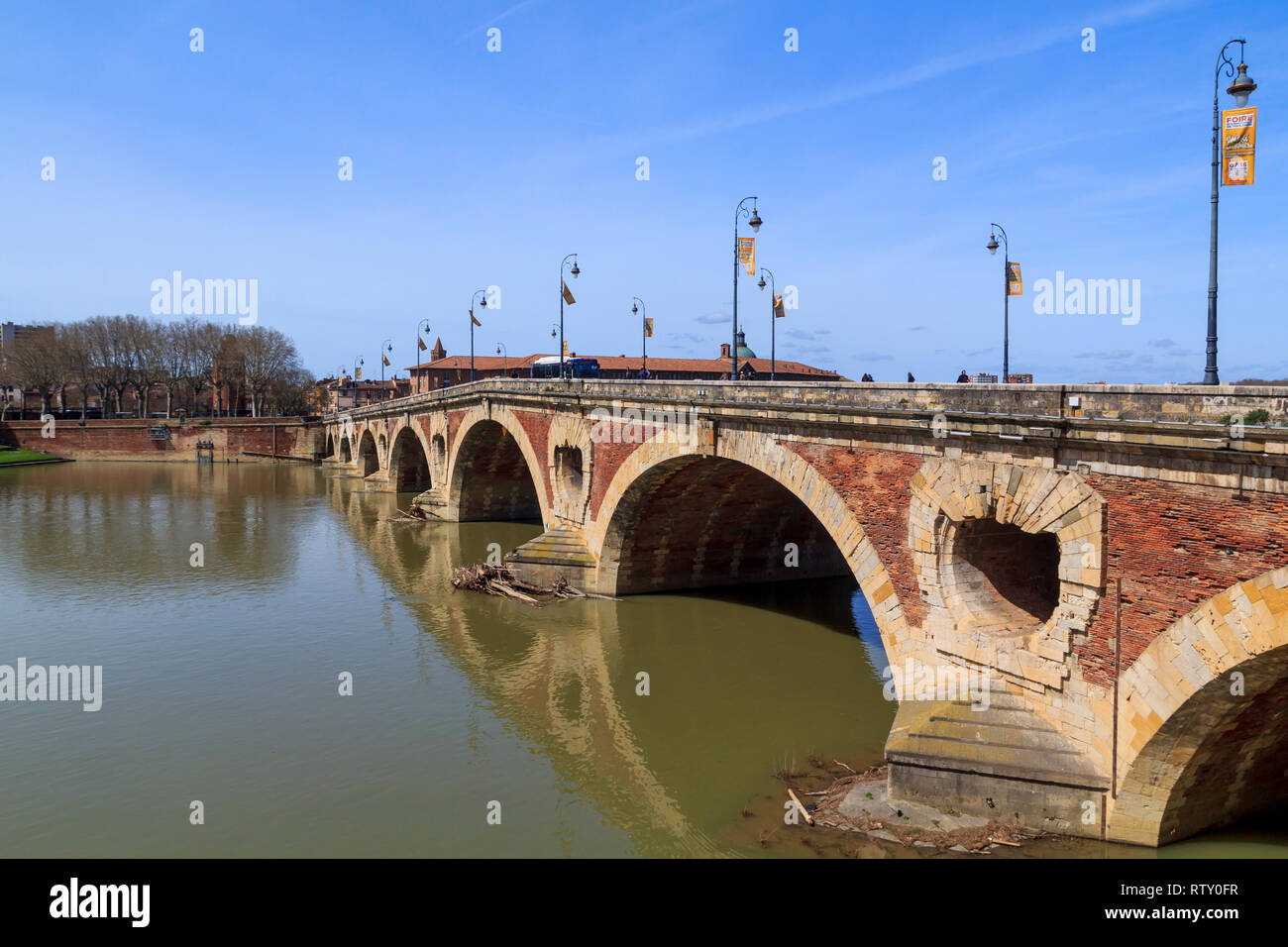 Der Pont Neuf in Toulouse, mit sieben Bögen und 220 m. lang, eröffnet im Jahr 1659, Frankreich Stockfoto