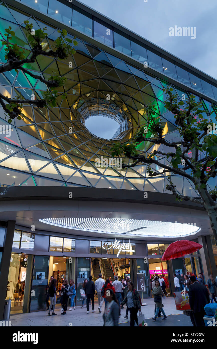 Haupteingang in MyZeil ist ein Einkaufszentrum in der Innenstadt von Frankfurt, vom italienischen Architekten Mas konzipiert Stockfoto