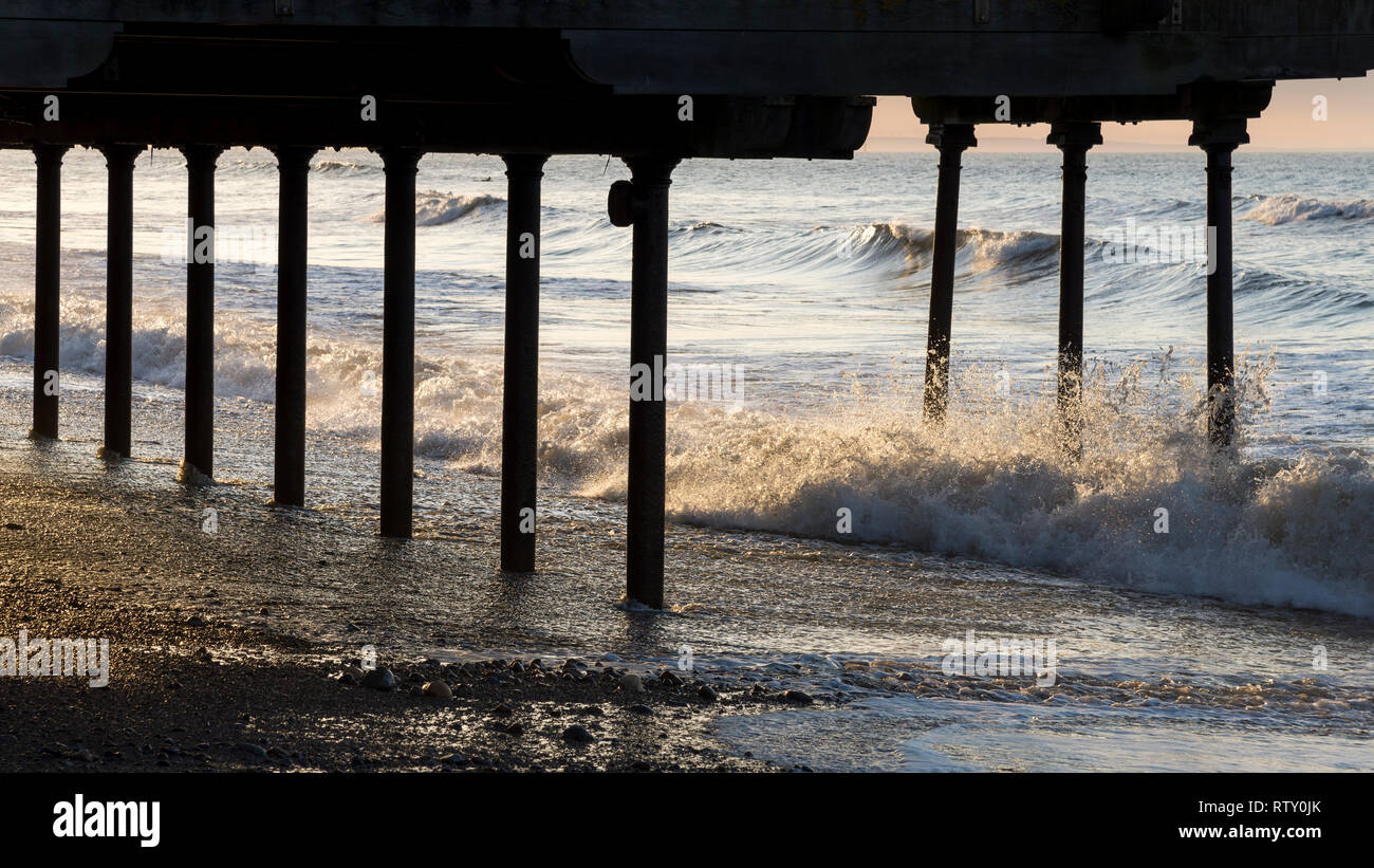 Wellen brechen unter der Pier in Saltburn-by-the-Sea, North Yorkshire, England. Stockfoto