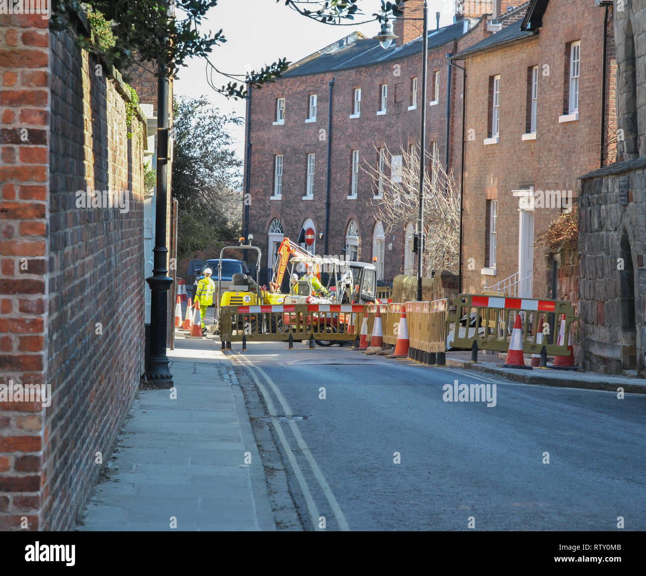 Handwerker arbeiten auf der Straße und Fußweg in einer engen Straße in Shrewsbury Stockfoto
