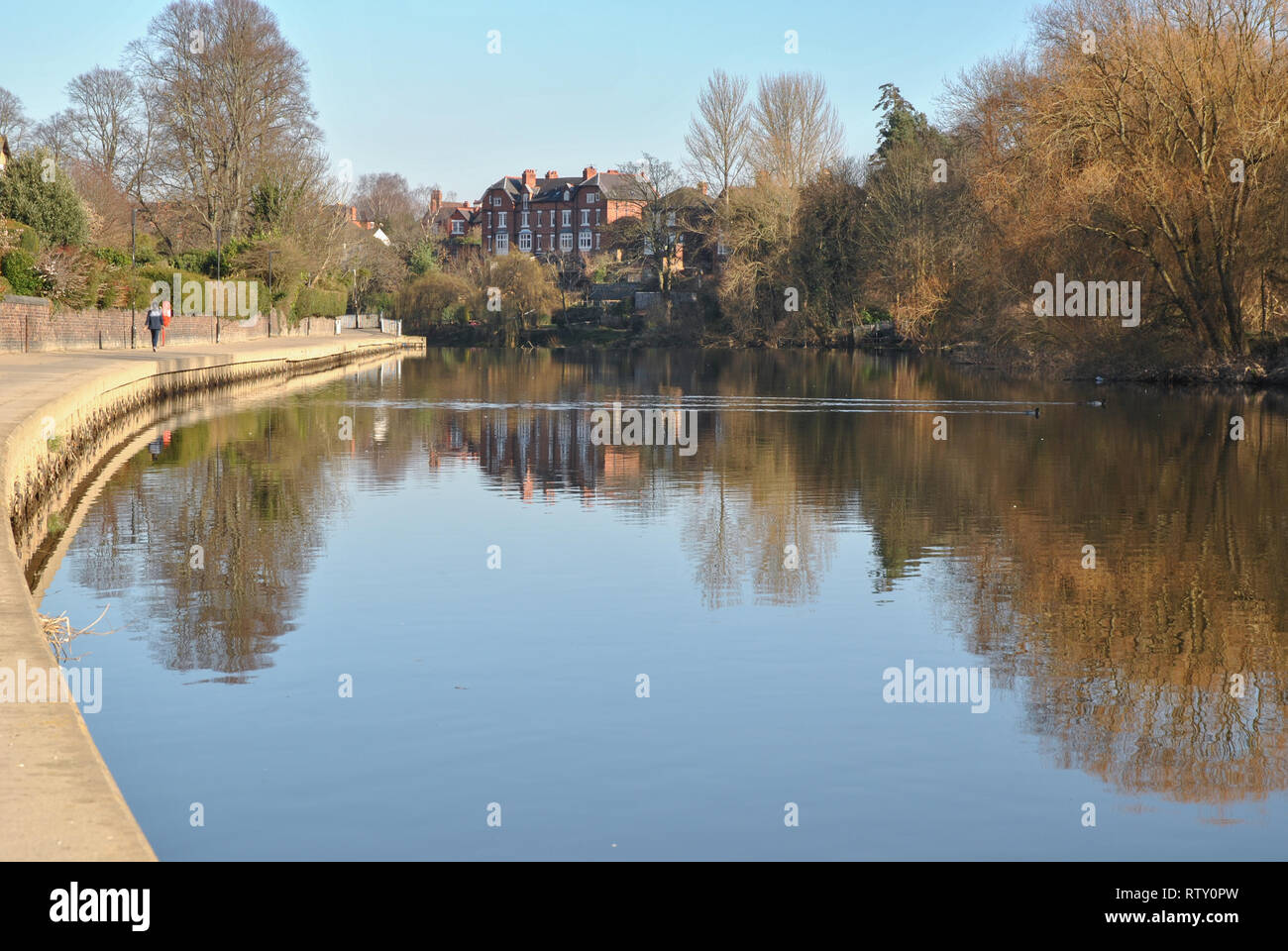 Einen Pfad entlang des Flusses in Shrewsbury an einem klaren Februar Tag der Reflexion im Wasser Stockfoto