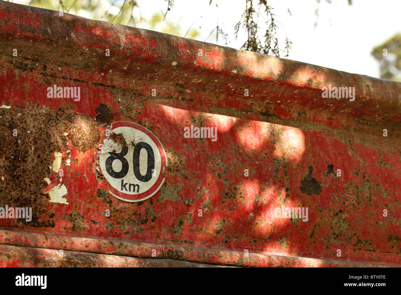 Auf Höchstgeschwindigkeit 80 km/h Schild an der Rückseite der alten Dump Truck Cargo Container Detail. Stockfoto